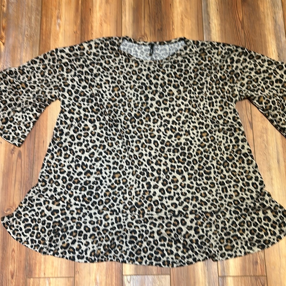 Yahada size XXL leopard print top. Ruffle at sleeves and bottom